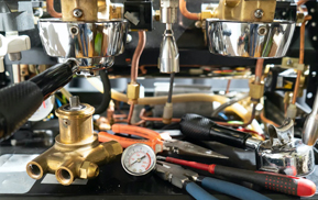 Bakım için hazırlanmış espresso makinesi ve servis ekipmanları