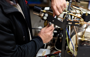 Espresso makinesi üzerinde çalışan servis teknisyeni